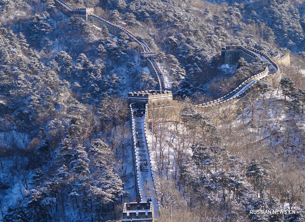 Зимний пейзаж участка Великой китайской стены Мутяньюй