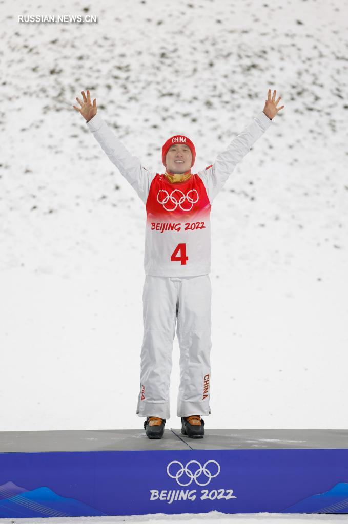 Китайский фристайлист Ци Гуанпу завоевал золотую медаль в лыжной акробатике на зимних Олимпийских играх в Пекине