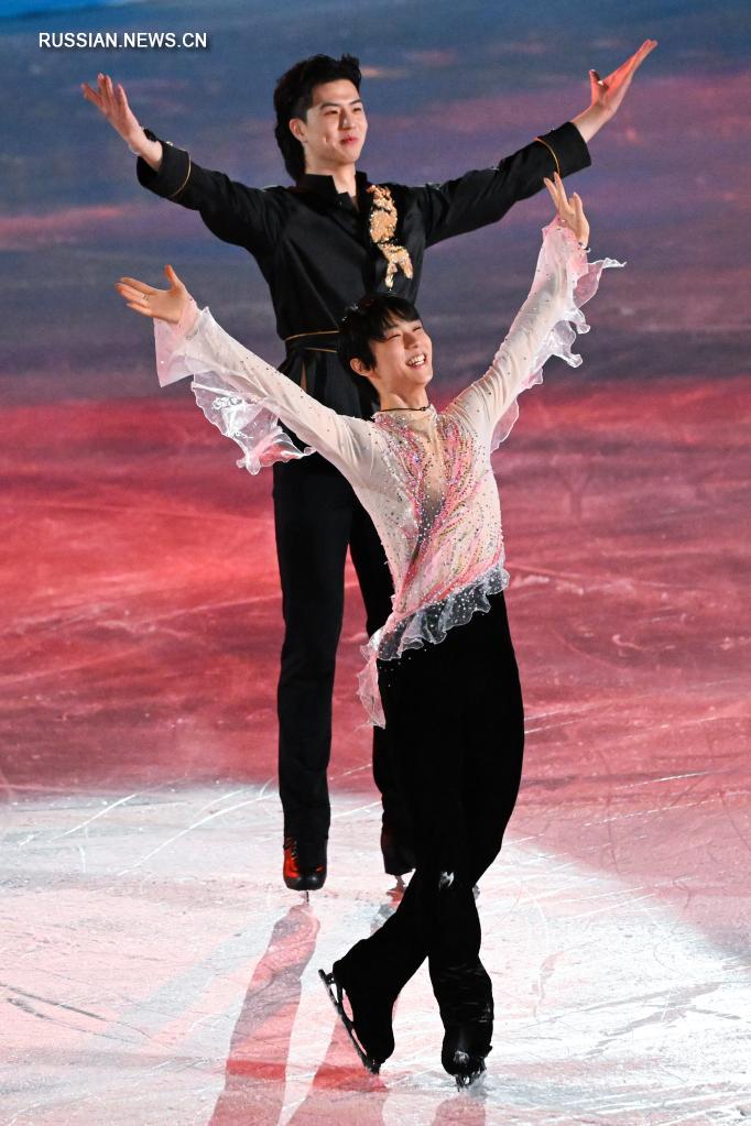 Снимки с показательных выступлений фигуристов на зимних Олимпийских играх в Пекине