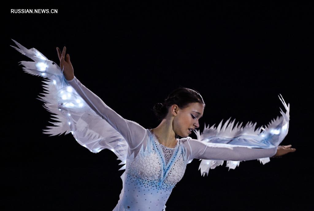 Снимки с показательных выступлений фигуристов на зимних Олимпийских играх в Пекине