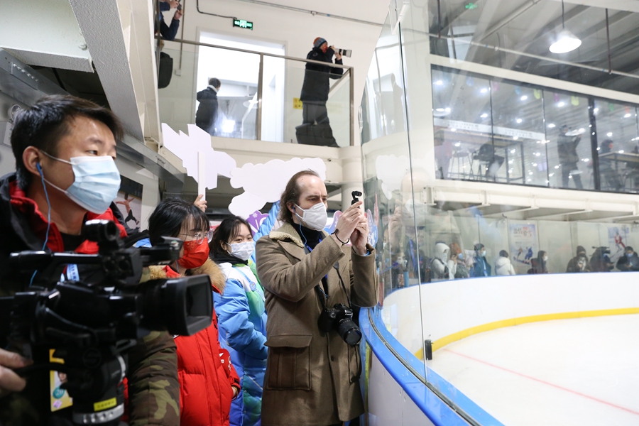 Китайские и зарубежные СМИ посетили Пекинский центр ледовых видов спорта «Наньгун»