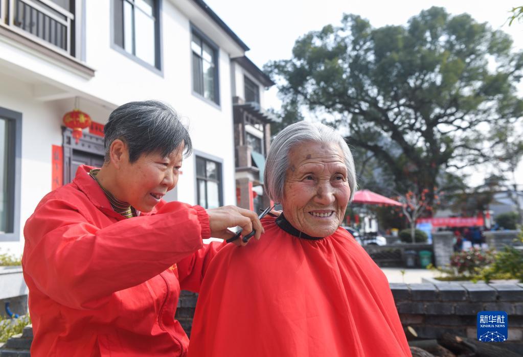 Передвижная волонтерская служба согревает сердца людей в районе Линьань города Ханчжоу
