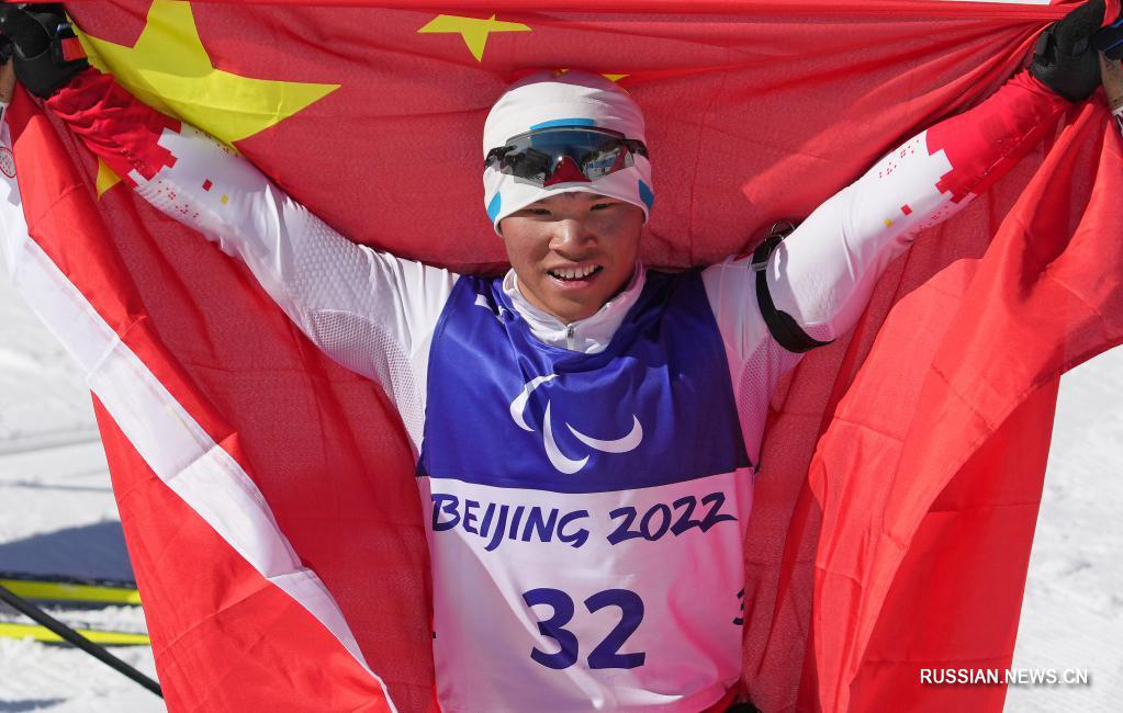 Китайский лыжник Лю Мэнтао выиграл золото в мужском биатлоне на среднюю дистанцию в классе "сидя" на зимней Паралимпиаде-2022