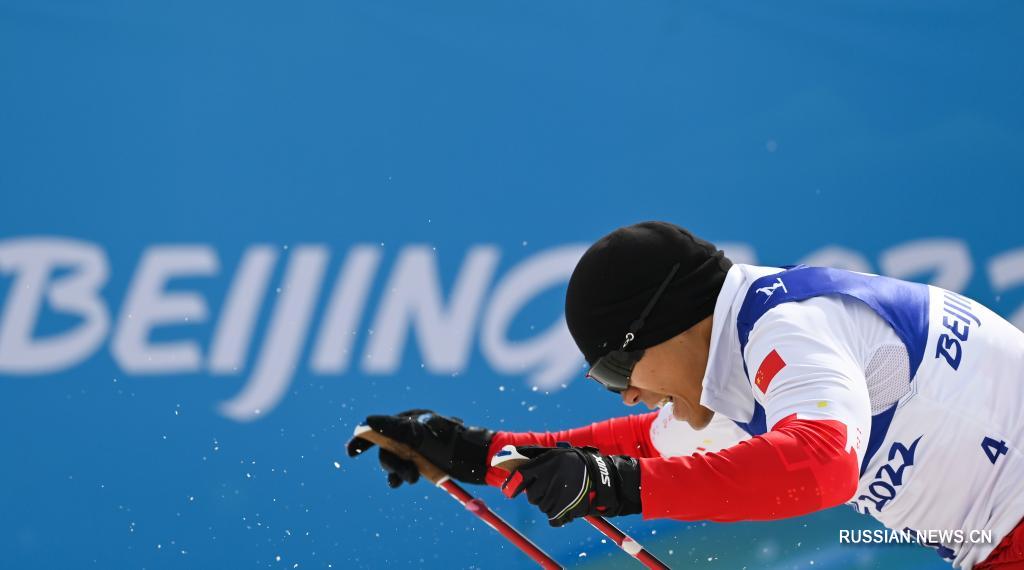 Китайские спортсмены заняли первые два места в мужском лыжном спринте в классе "сидя" на зимних Паралимпийских играх-2022