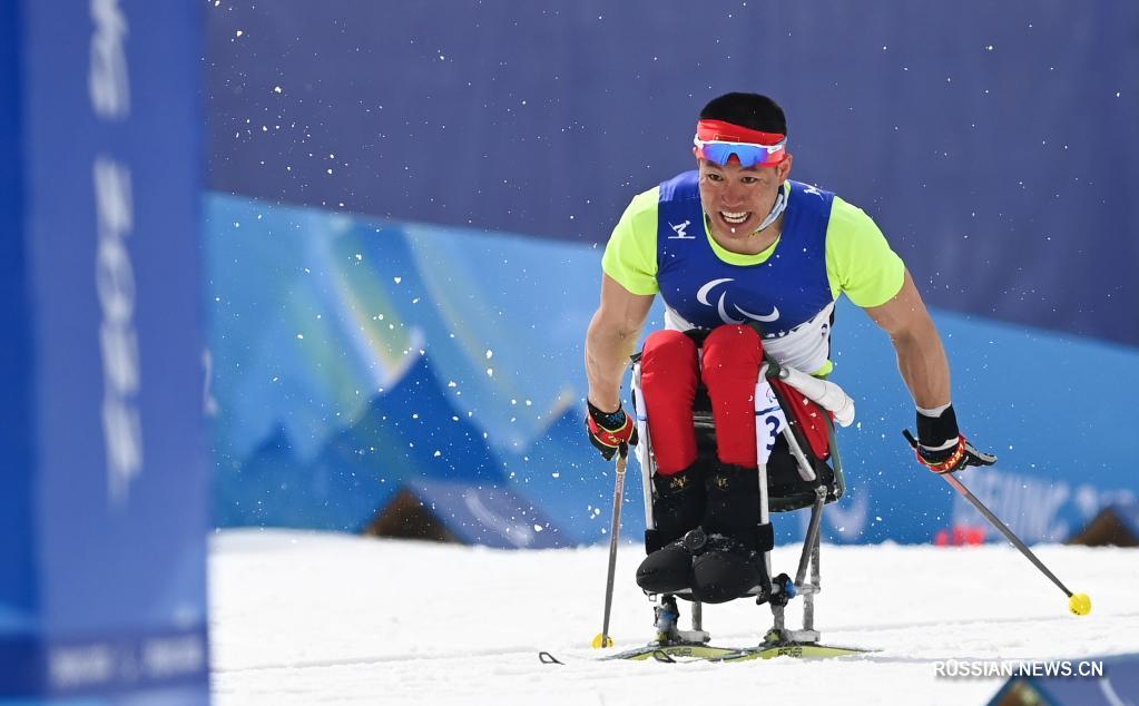 Китайские спортсмены заняли первые два места в мужском лыжном спринте в классе "сидя" на зимних Паралимпийских играх-2022