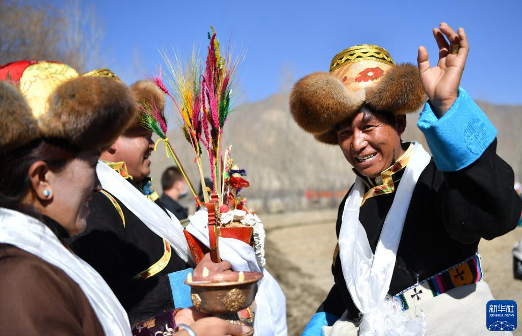 Встреча весны: в Тибете состоялась церемония весенней вспашки