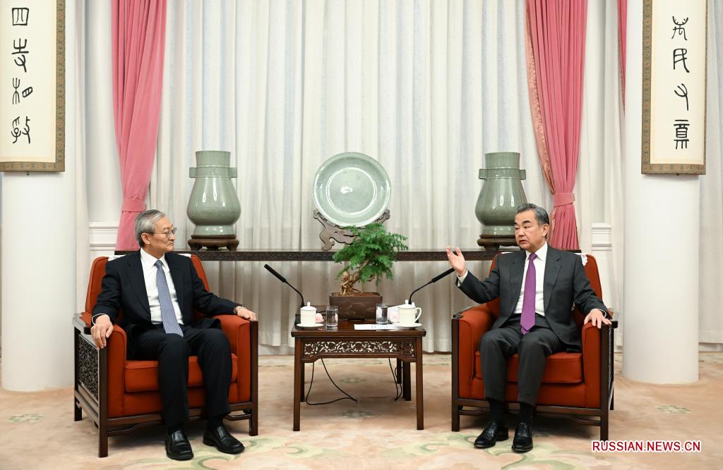 Ван И провел встречу с генеральным секретарем ШОС