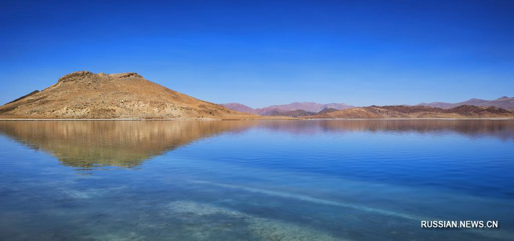 Весенние пейзажи озера Ямдрок в Тибете