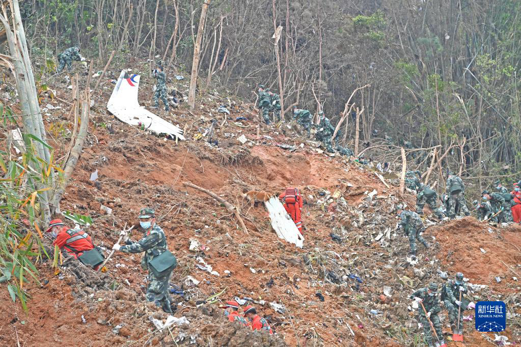 Спасатели прилагают все усилия для поиска "черных ящиков" разбившегося на юге Китая пассажирского самолета -- УГАК