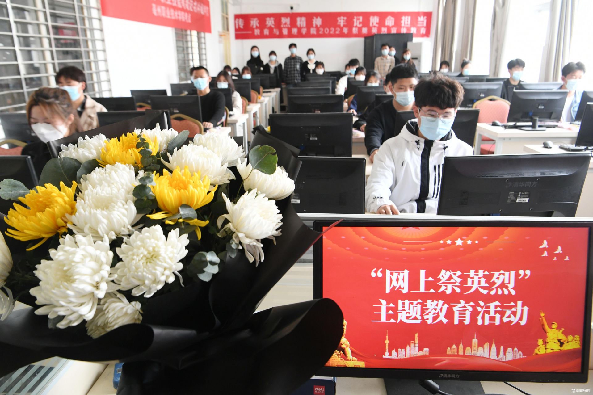 Бочжоу: студенты почтили память павших героев перед праздником Цинмин