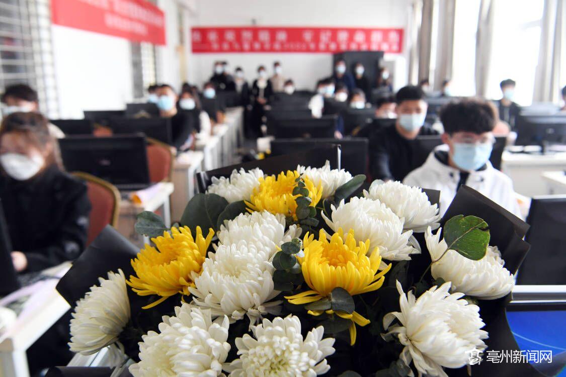Бочжоу: студенты почтили память павших героев перед праздником Цинмин