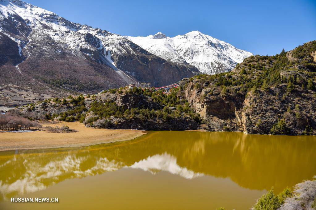 Уникальные "трехцветные озера" в Тибете