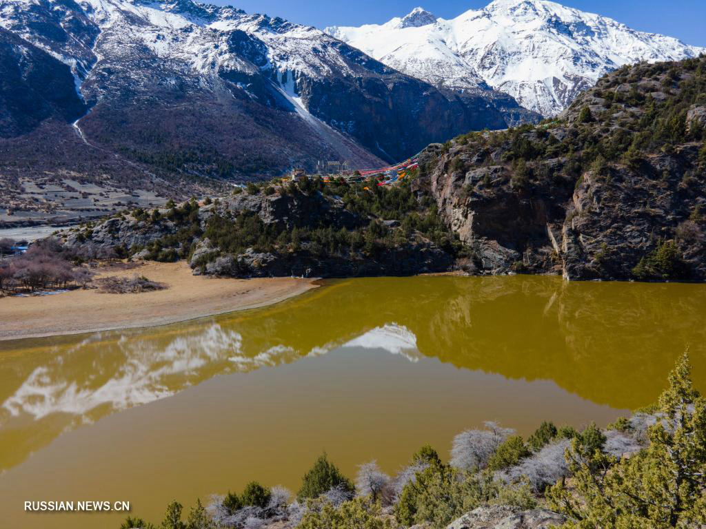 Уникальные "трехцветные озера" в Тибете