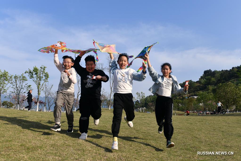 Жители Китая празднуют Цинмин на свежем воздухе
