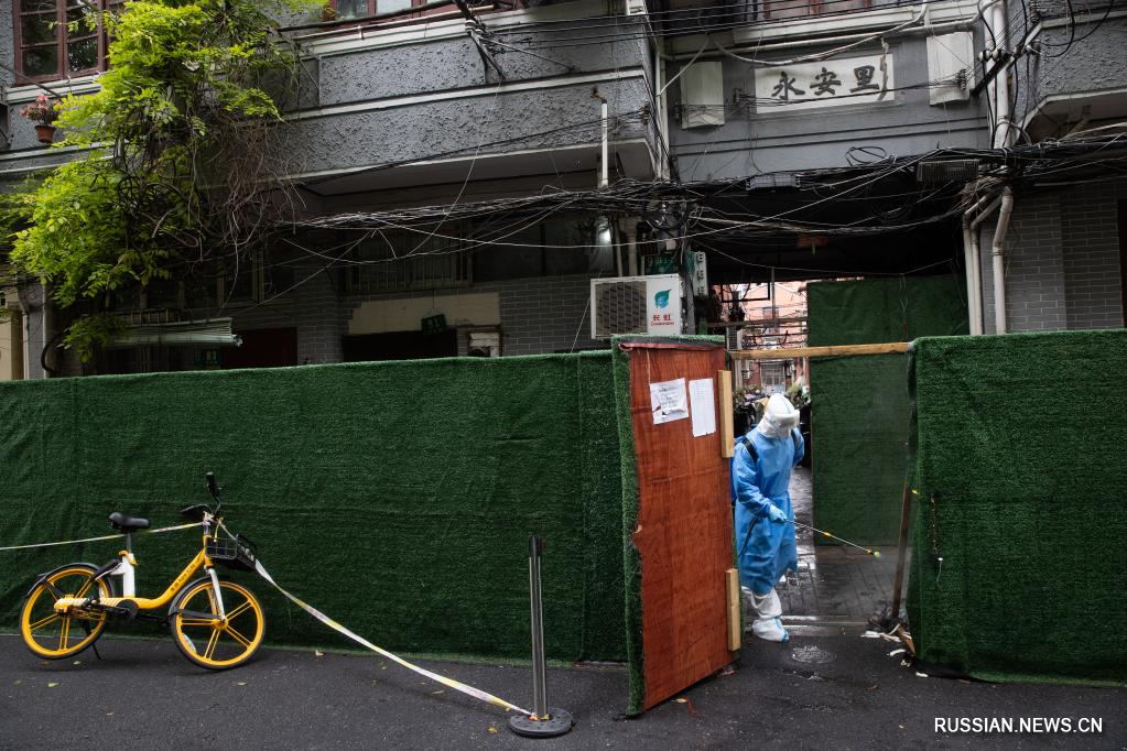 В Шанхае проводят дезинфекцию старых жилых комплексов