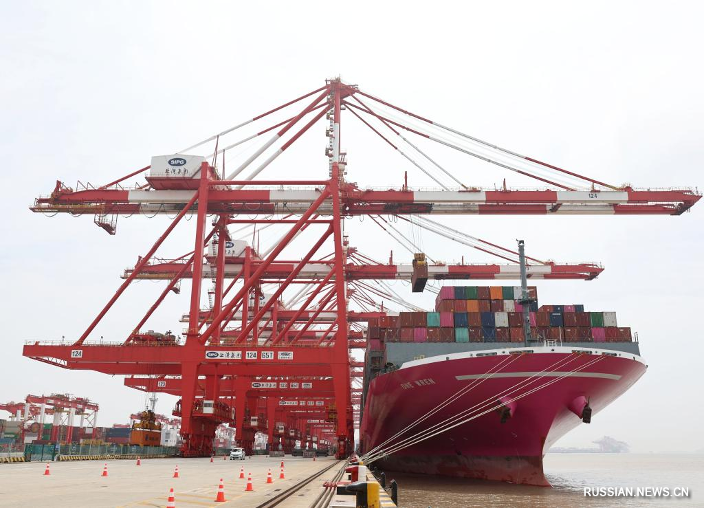 Сотрудники в шанхайском порту Яншань гарантируют водные перевозки в условиях вызовов, связанных с COVID-19