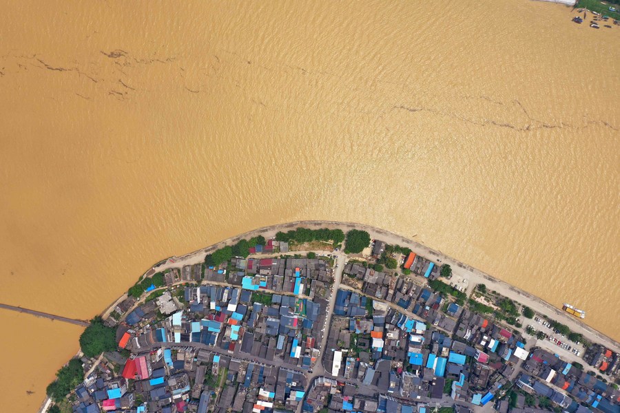 В Китае задействован режим экстренного реагирования на стихийные бедствия 4-го уровня в связи с сильными дождями в бассейне реки Чжуцзян