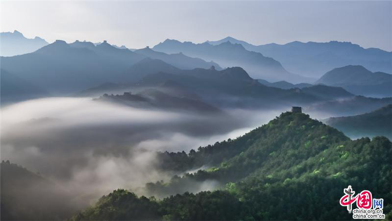 Море облаков над участком Великой китайской стены Цзиньшаньлин