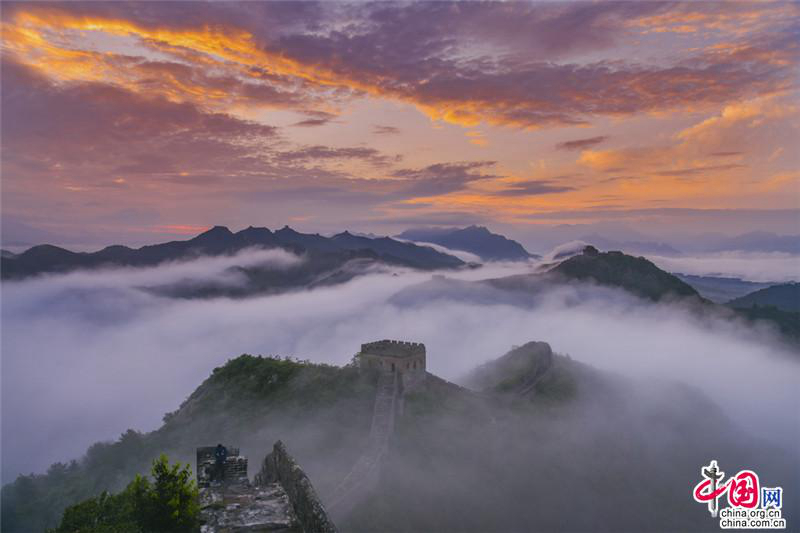 Море облаков над участком Великой китайской стены Цзиньшаньлин