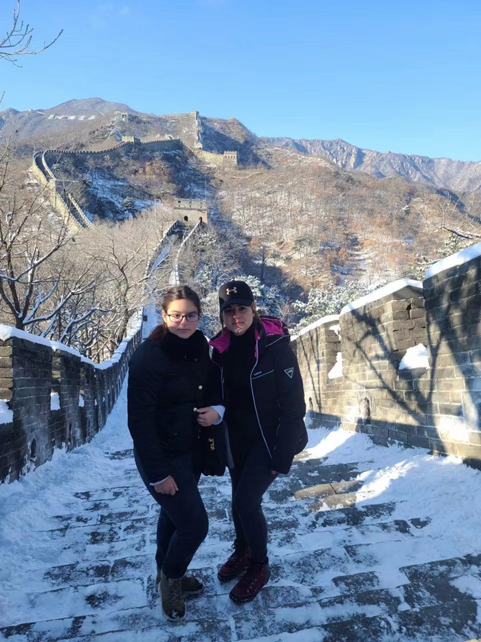 Софи с мамой на Великой Китайской стене, 2022 г.