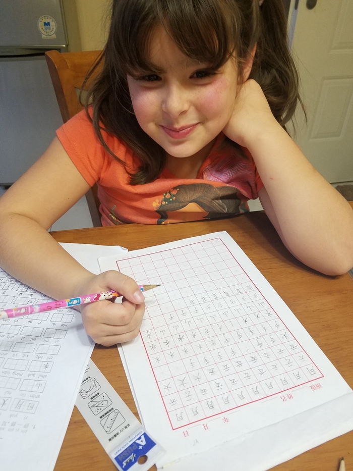 Софи учится дома писать китайские иероглифы, 2016 г.