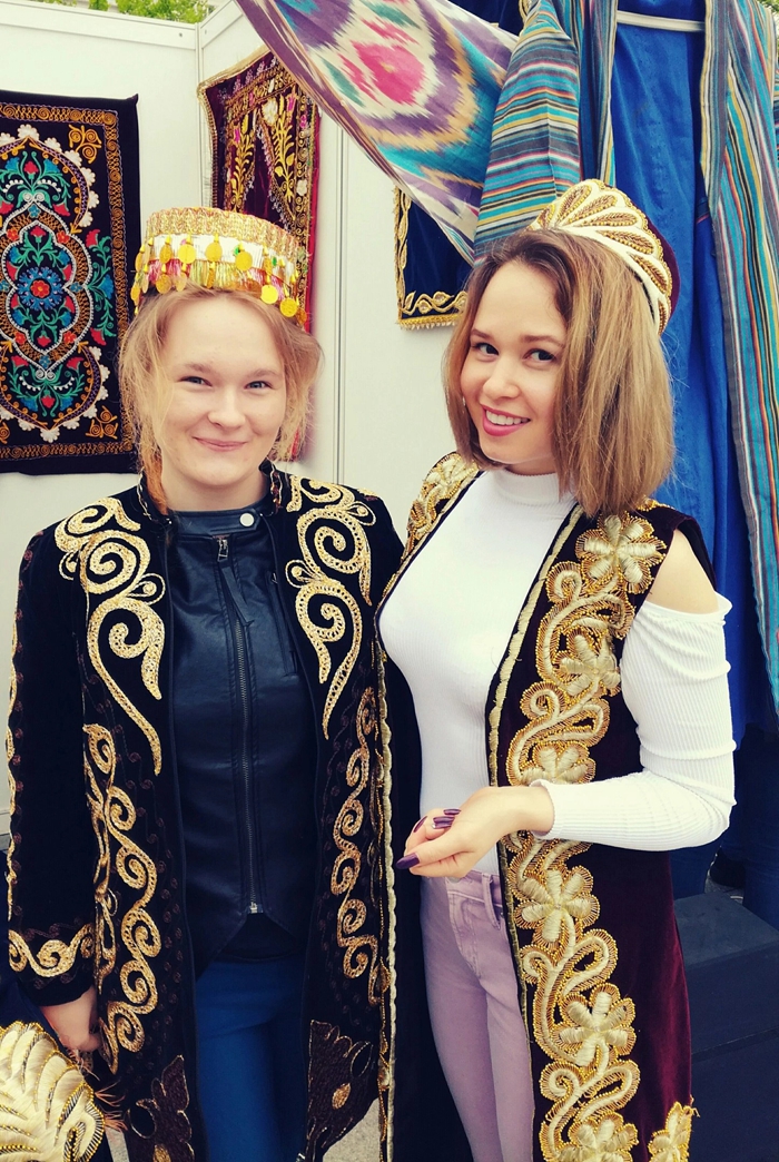 Рита (слева) с узбекской подругой в национальных костюмах на международном фестивале культуры.