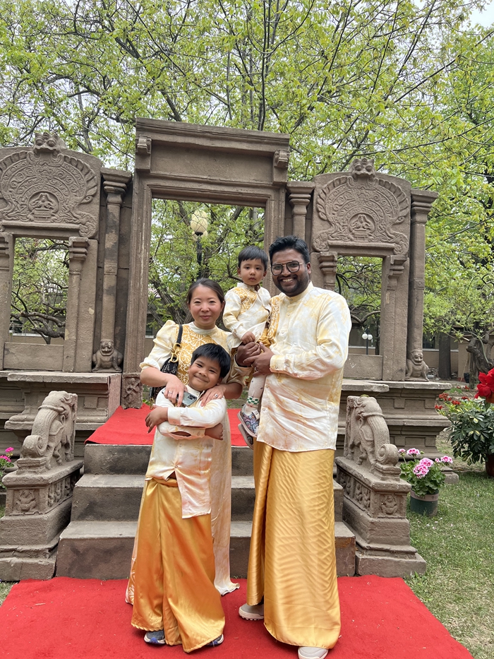 Фото: Евин (спереди) и его семья во время празднования Ланкийского Нового года в Посольстве Шри-Ланки в Китае. Апрель 2022 г. 