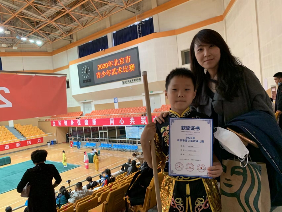 Ким Си Ху с мамой после получения приза на Пекинском соревновании по ушу среди подростков, 2020 г.