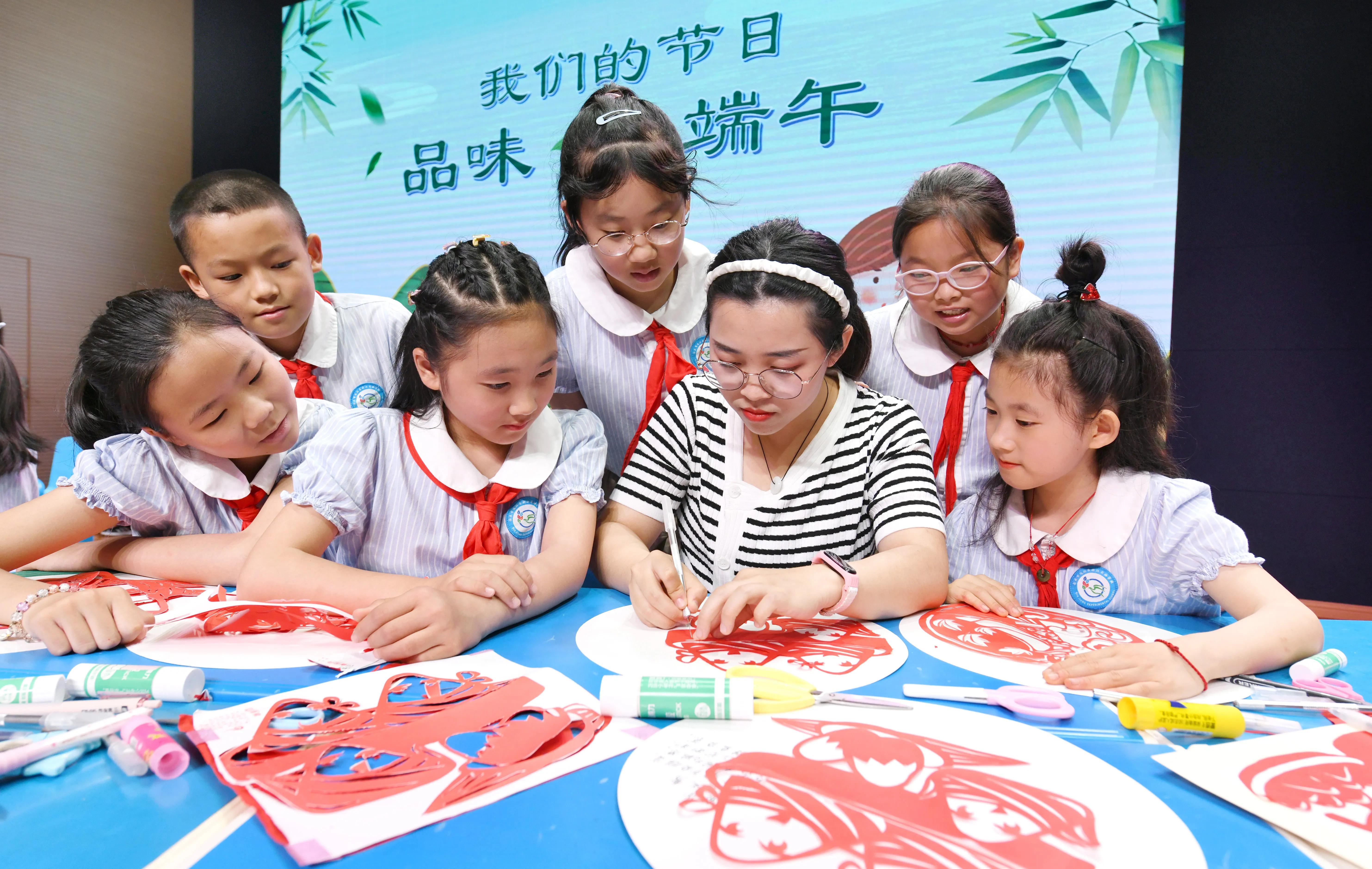 Аньцин в провинции Аньхой: дети, оставшиеся без родительского надзора, знакомятся с народными обычаями и культурой праздника Дуаньу