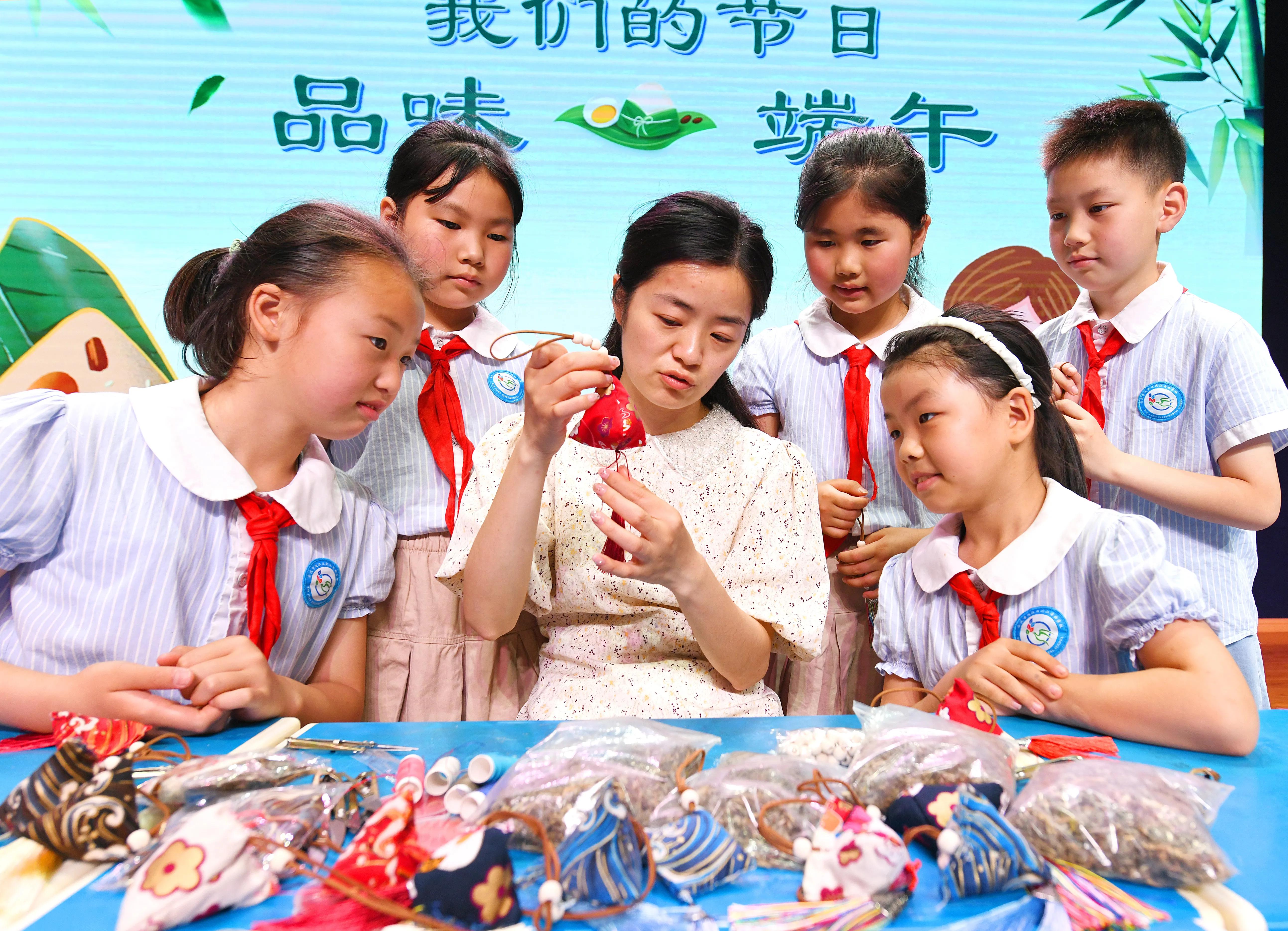 Аньцин в провинции Аньхой: дети, оставшиеся без родительского надзора, знакомятся с народными обычаями и культурой праздника Дуаньу
