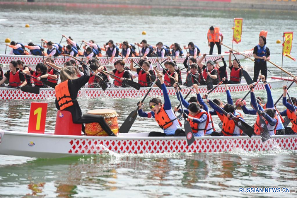 В Сямэне после двухлетнего перерыва прошли гонки на драконьих лодках представителей двух берегов Тайваньского пролива 