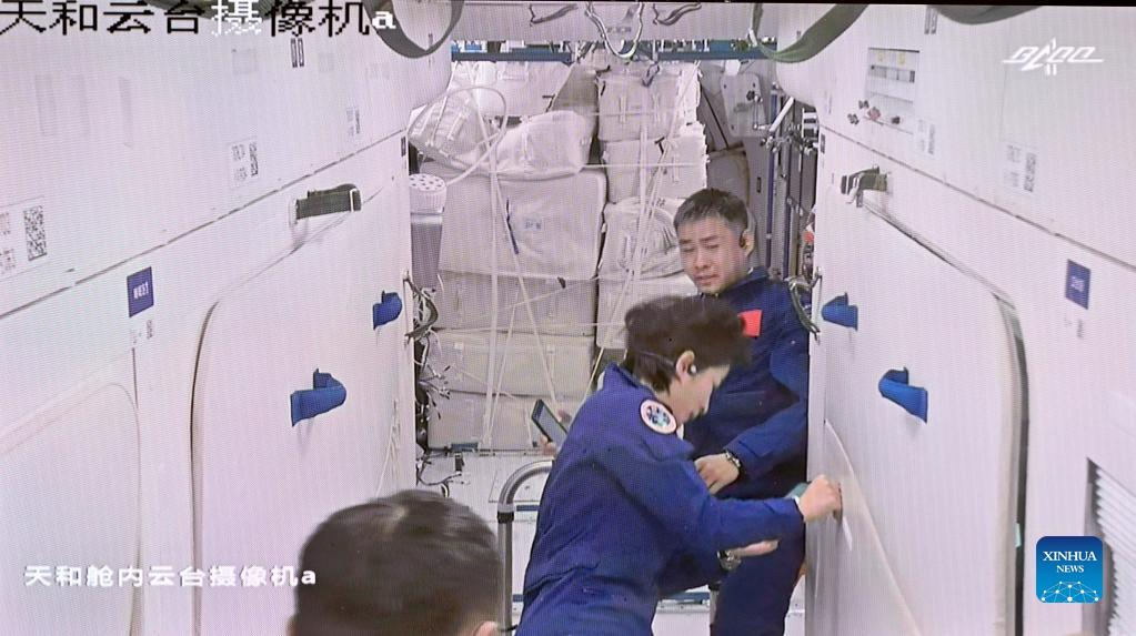 Экипаж "Шэньчжоу-14" вошел в основной модуль космической станции