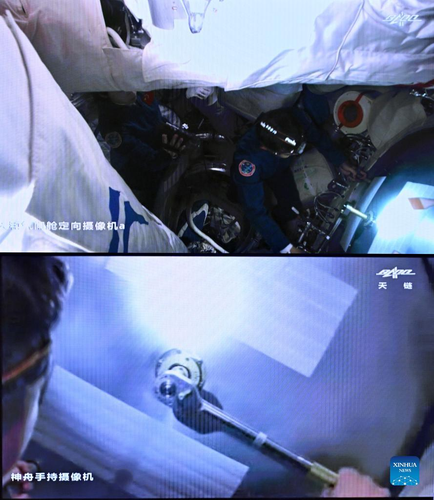 Экипаж "Шэньчжоу-14" вошел в основной модуль космической станции
