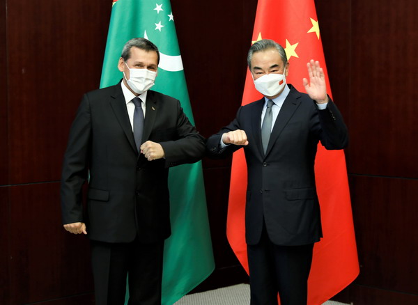 Ван И встретился с заместителем премьер-министра, главой МИД Туркменистана Р. Мередовым