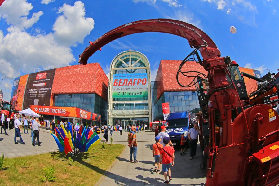 В Беларуси на выставке "Белагро-2022" представлен первый национальный беспилотный трактор