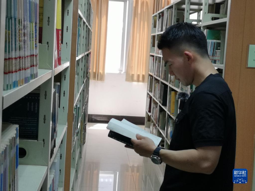 Фэн Чживэй в библиотеке Нанкинского университета китайской медицины, 8 июня. 
