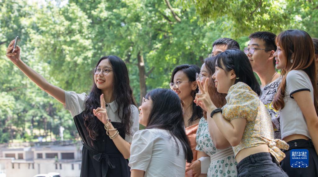 Е Сюэин (первая слева) и ее однокурсники на выпускной фотосессии в Уханьском университете (8 июня)