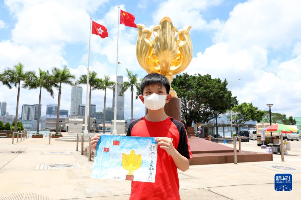Маленький художник празднует возвращение Сянгана в состав КНР
