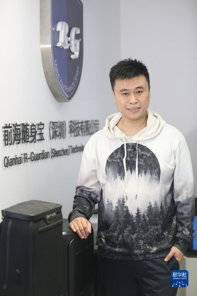 Го Вэйцян дает интервью журналисту в Шэньчжэне (10 мая)