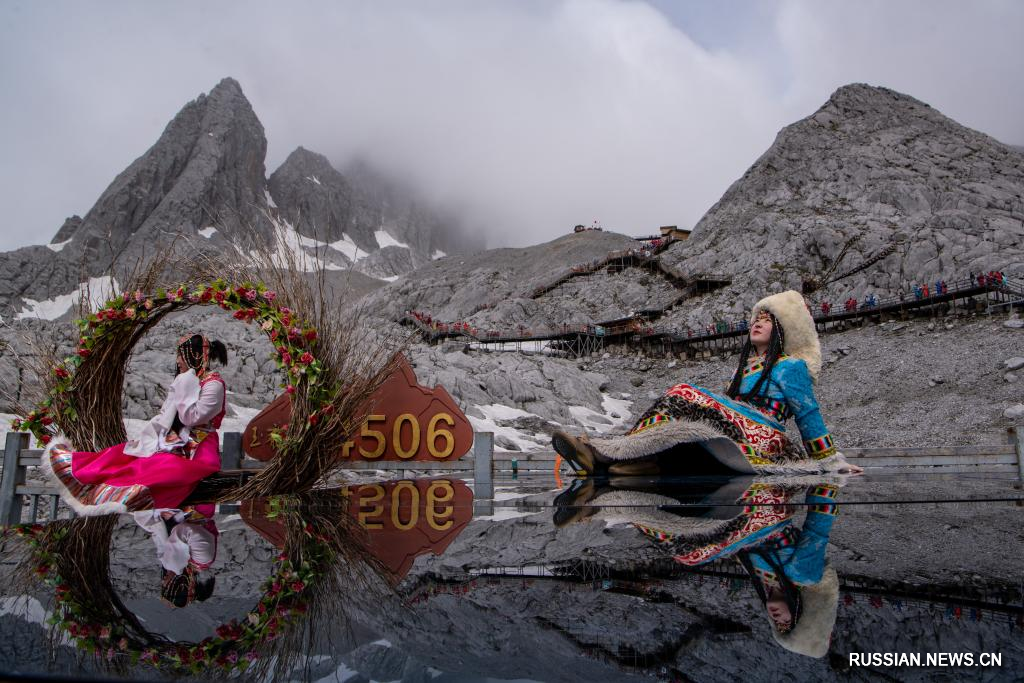 Наступил летний туристический бум в живописном районе снежных гор Юйлун на юго-западе Китая