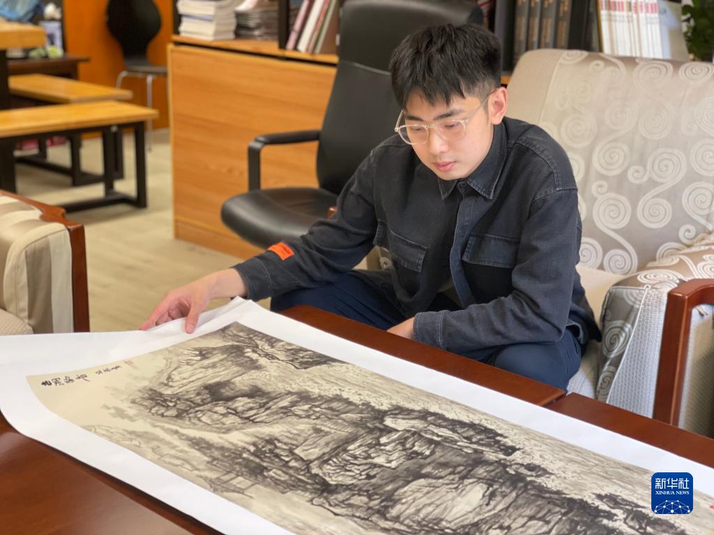 Молодой сянганец Ли Гуаньи: «Моя мечта – изображать тушью горы и реки моей Родины»