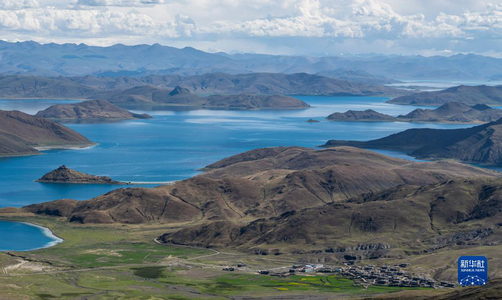 Летние пейзажи озера Янчжоюнцо в Тибете