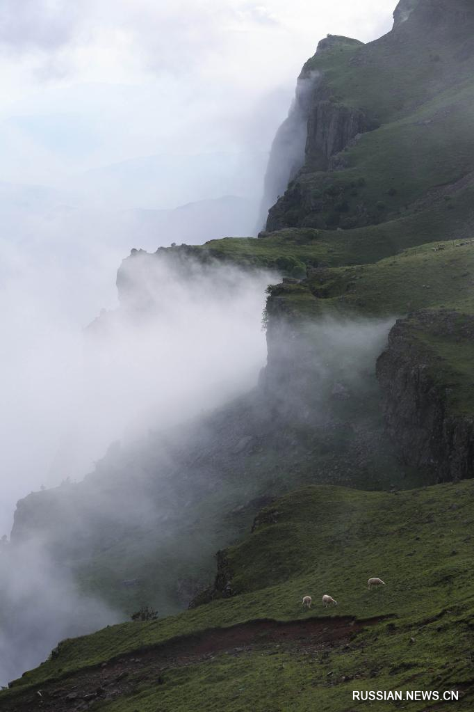 Завораживающий пейзаж горы Лунтоу на юго-западе Китая