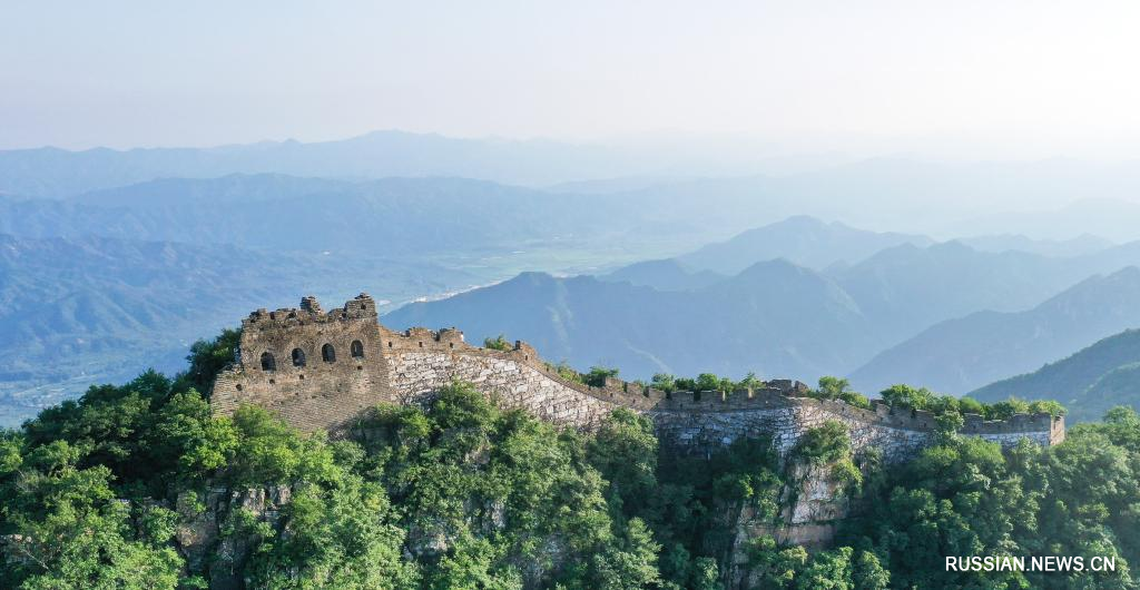 Летний пейзаж участка Великой китайской стены Мутяньюй