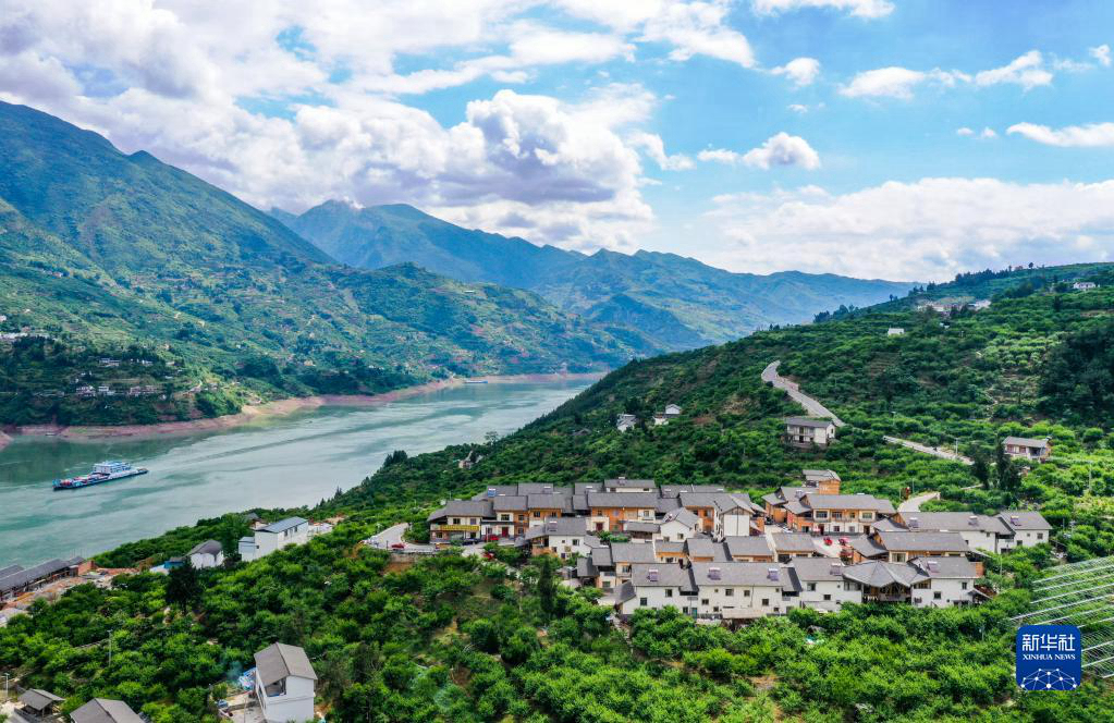 Летние пейзажи участка реки Янцзы на территории уезда Ушань города Чунцин