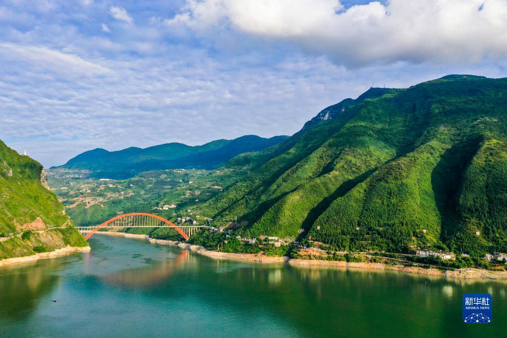 Летние пейзажи участка реки Янцзы на территории уезда Ушань города Чунцин