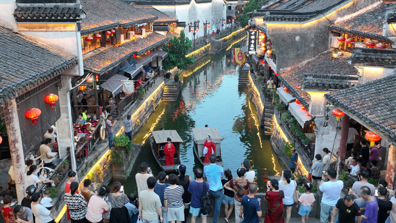  «Оперный ночной рынок» в речном городке Дэцин провинции Чжэцзян