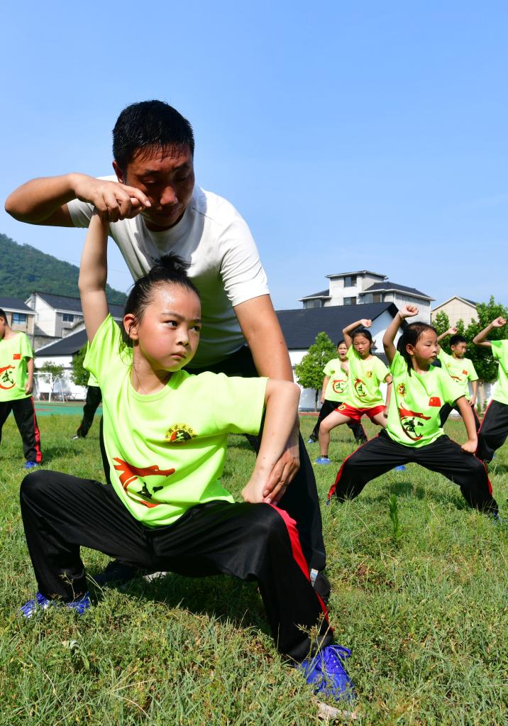 На фото от 14 июля 2022 года -- Во время летних каникул дети в Китае участвуют в различных мероприятиях. (Синьхуа фото)