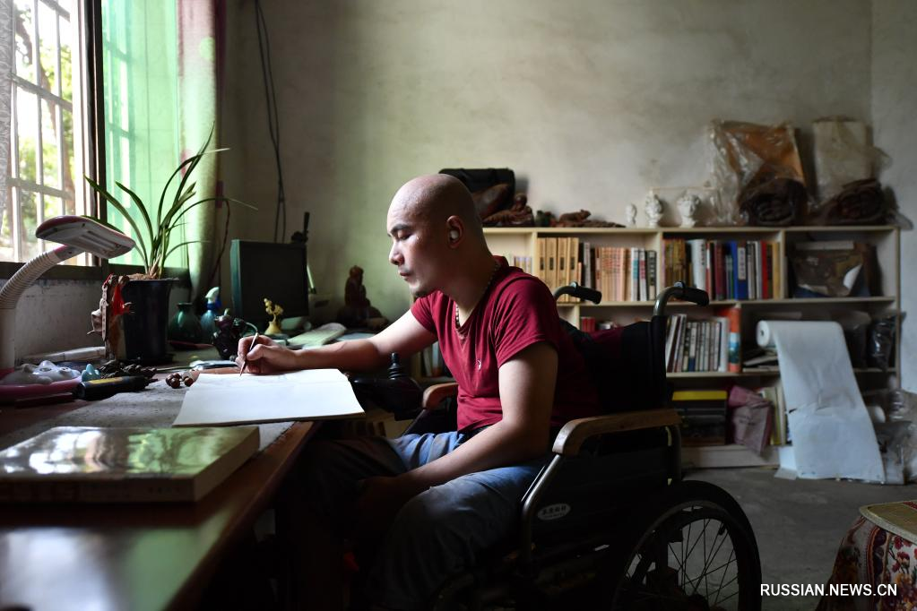 Мастер на колесах создает прекрасную жизнь с помощью резьбы по дереву в центральном Китае
