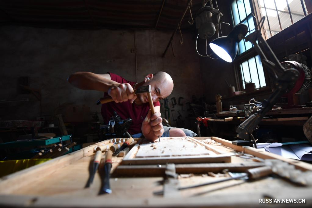 Мастер на колесах создает прекрасную жизнь с помощью резьбы по дереву в центральном Китае